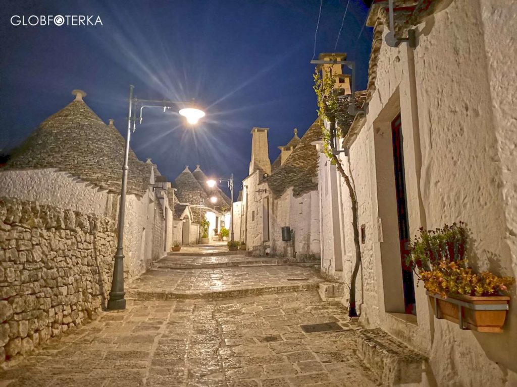 Alberobello wieczorem